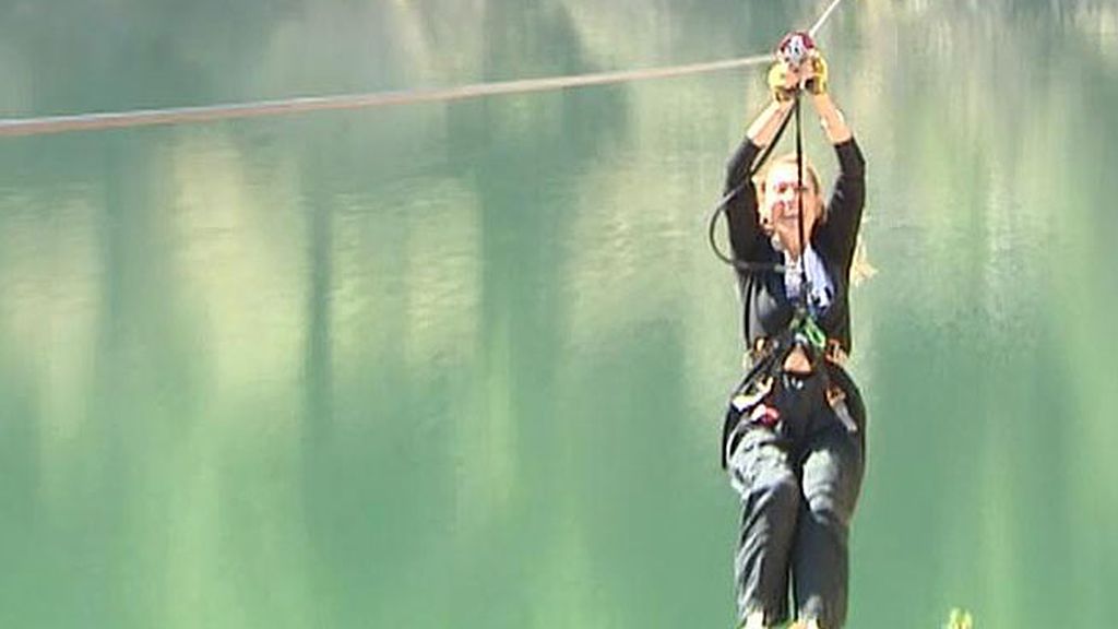 Tras tirarse por una tirolina, Rosa se quedó colgada en el aire