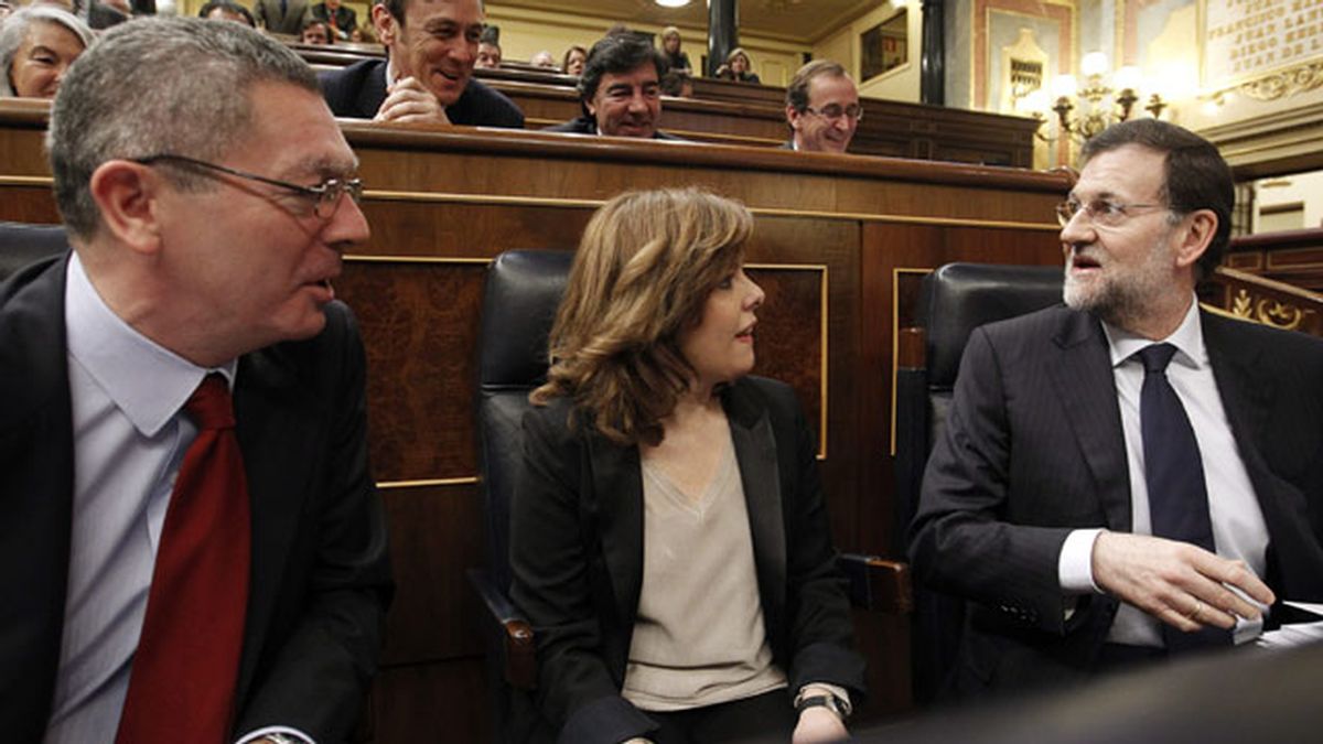 El presidente del Gobierno, Mariano Rajoy, charla con vicepresidenta, Soraya Sáenz de Santamaría, y con el ministro de Justicia, Alberto Ruiz-Gallardón