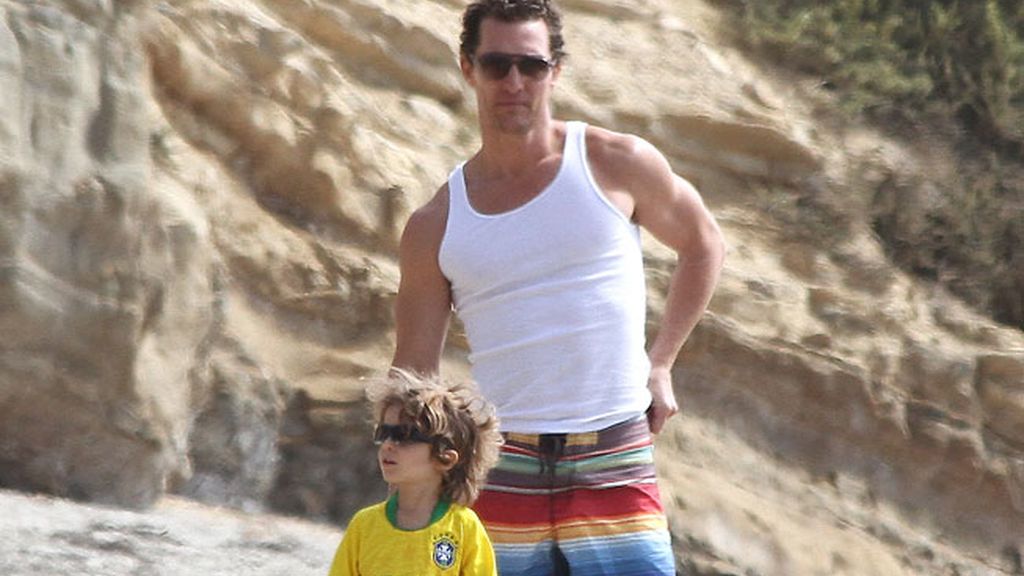 Matthew McConaughey con su hijo Levi en Los Angeles
