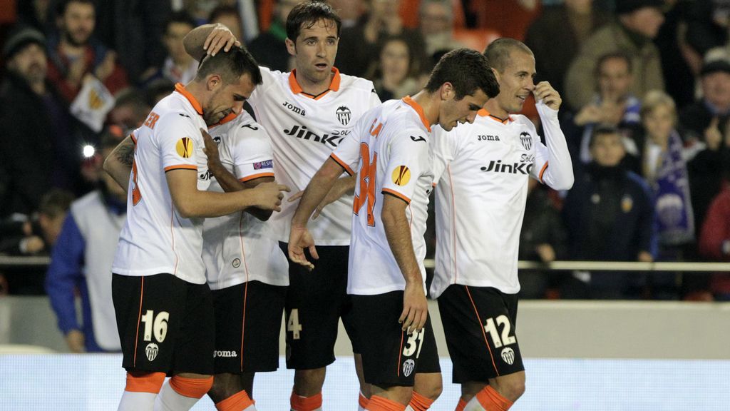 Paco Alcacer felicitado por sus compañeros tras marcar al Kuban Krasnodar