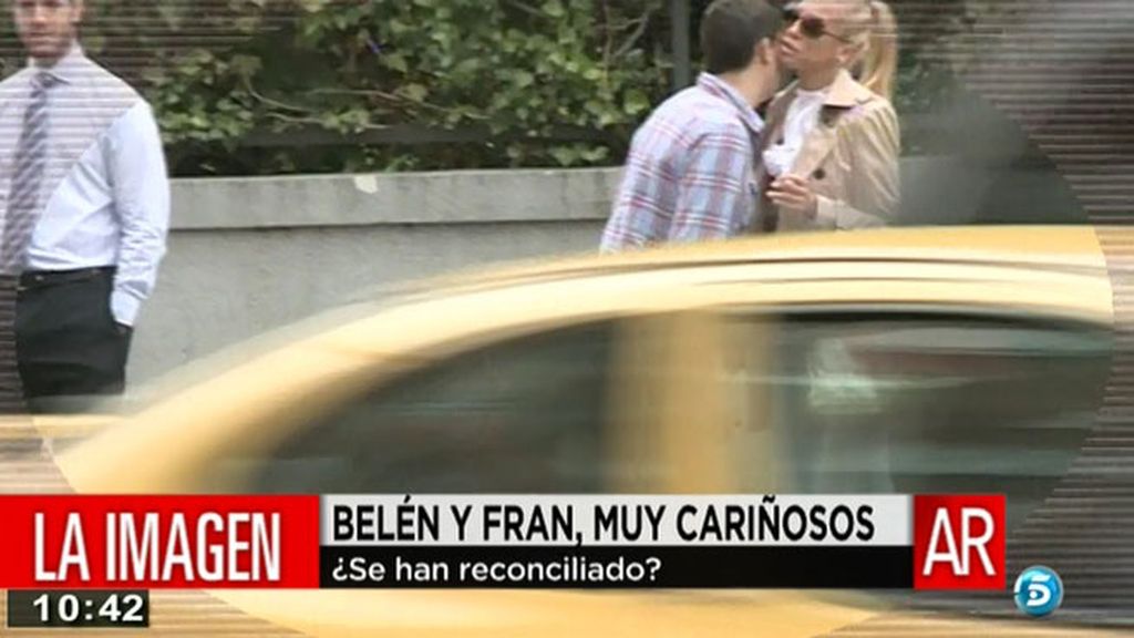 La pareja se ha dejado ver muy cariñosa camino a la consulta
