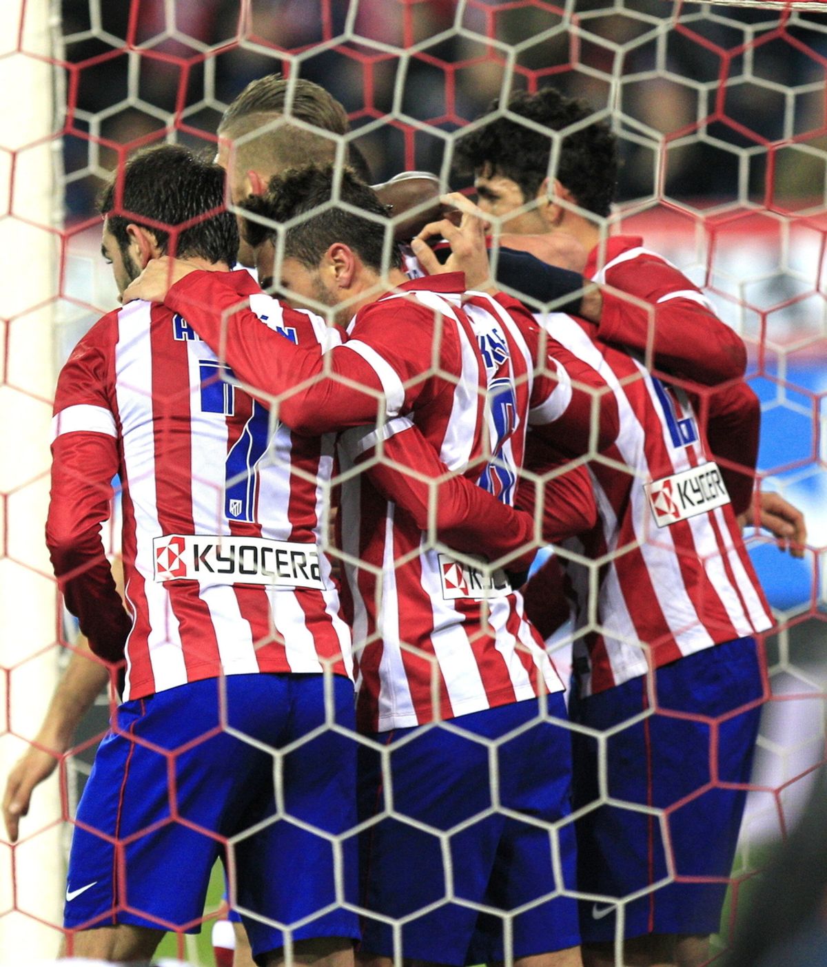 Los jugadores del Atlético de Madrid celebran el gol marcado por su compañero el uruguayo Diego Roberto Godín