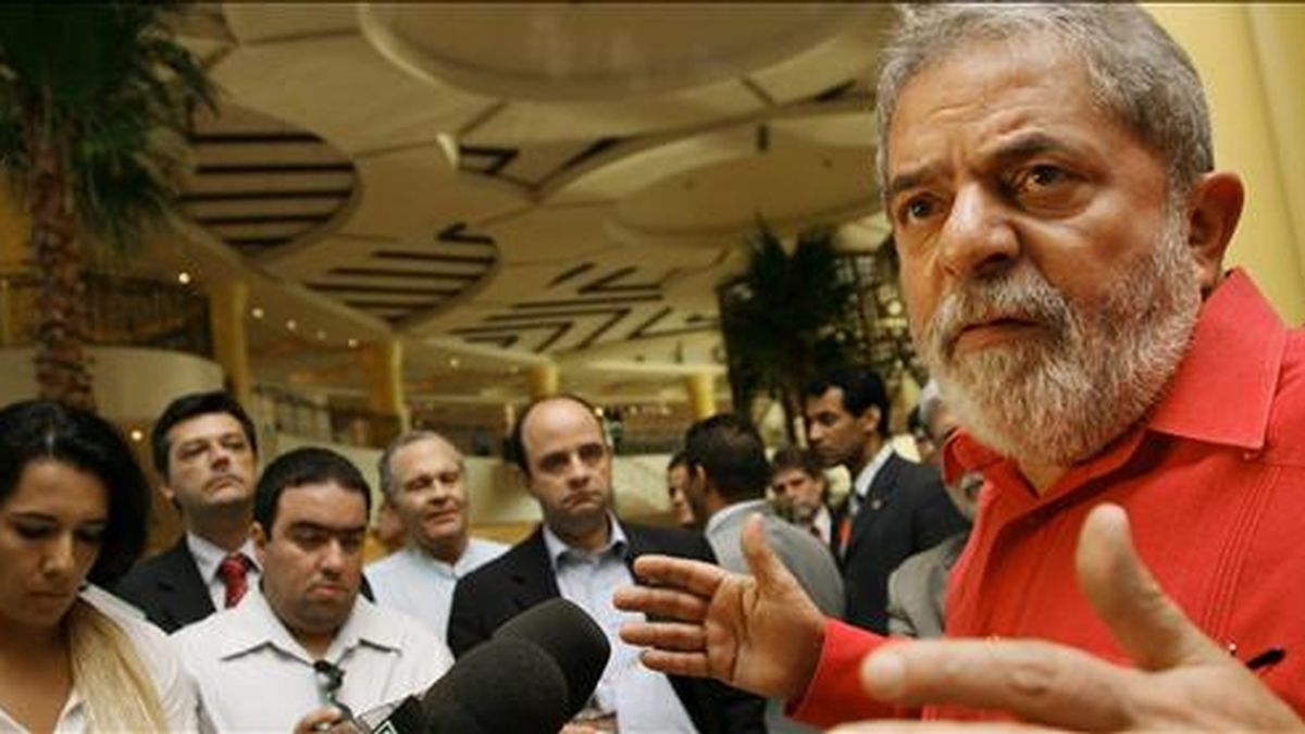 El presidente brasileño Luiz Inácio Lula da Silva (d) ofrece declaraciones a la prensa ayer 30 de junio, a su llegada a Trípoli (Libia), para participar en la XIII cumbre de la Unión Africana (UA), en la que intervendrá como orador invitado. EFE