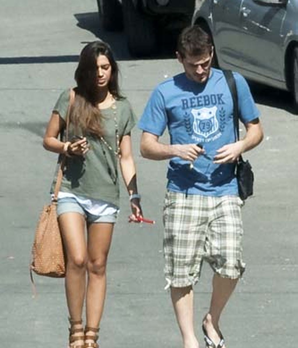 Iker Casillas, en las fiestas de su pueblo junto a Sara Carbonero