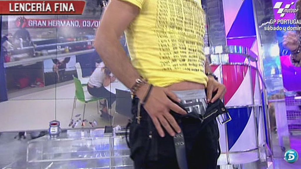 Gustavo muestra su ropa interior y Paz intenta ver más