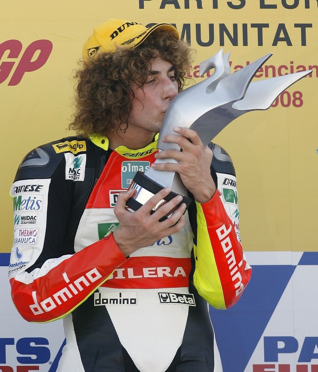 Simoncelli besa su trofeo en Cheste (Año 2008)