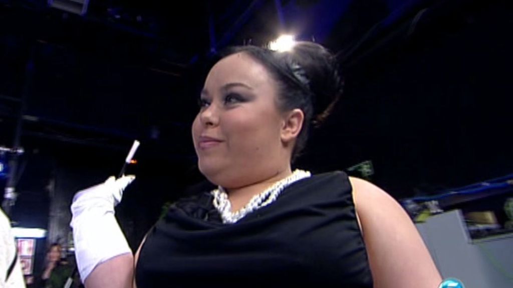 Se ha metido tanto en el papel que hasta ha hecho de Rita Hayworth en 'Gilda'