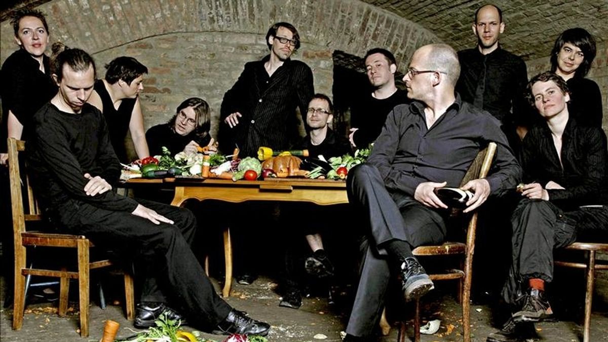 Fotografía facilitada por Zoefotografie de los 11 integrantes de la "Orquesta de las verduras", que han lanzado un tercer disco titulado "Onionoise" (El sonido de las cebollas), con las hortalizas como todo instrumento. EFE