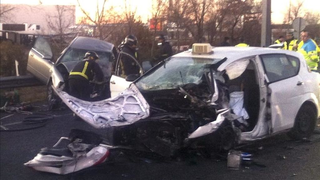 Fotografía facilitada por Emergencias de la Comunidad de Madrid del choque frontal en la A-5 de un taxi y un Audi A-4, el que dos varones de unos 50 años han muerto después de que uno de los vehículos se saltara la mediana en el kilómetro 19, a la altura de Móstoles (Madrid). EFE/EMERGENCIAS COMUNIDAD MADRID Fotografía facilitada por Emergencias de la Comunidad de Madrid del choque frontal en la A-5 de un taxi y un Audi A-4, el que dos varones de unos 50 años han muerto después de que uno de los vehículos se saltara la mediana en el kilómetro 19, a la altura de Móstoles (Madrid). EFE/EMERGENCIAS COMUNIDAD MADRID
