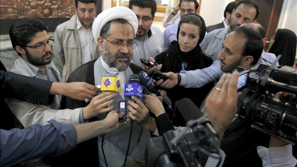 El jefe de los servicios de inteligencia iraní, Heidar Moslehi (c), responde a las preguntas de unos periodistas al término de una reunión en Teherán, Irán. Moslehi anunció hoy el arresto de treinta personas presuntamente relacionadas con el servicio de inteligencia estadounidense. EFE