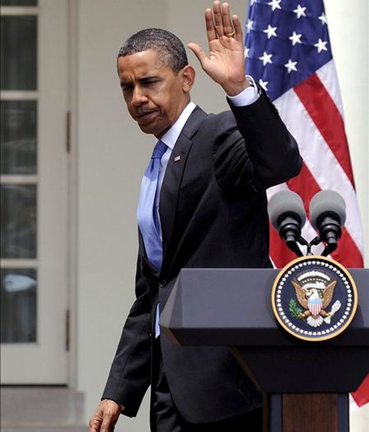 El presidente estadounidense, Barack Obama, se despide tras la rueda de prensa que ofreció ayer en los jardines de la Casa Blanca junto al presidente de Corea del Sur Lee Myung-bak. EFE