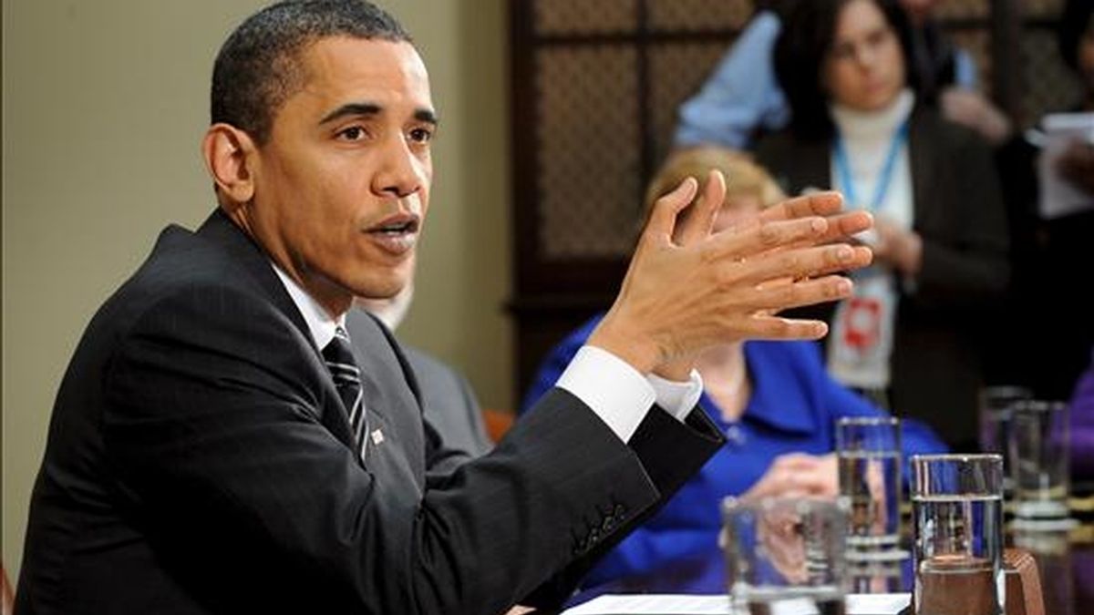 El presidente de los Estados Unidos, Barack Obama, (i), ofreciendo unas declaraciones tras su encuentro con sus principales asesores económicos en la Casa Blanca este viernes. EFE