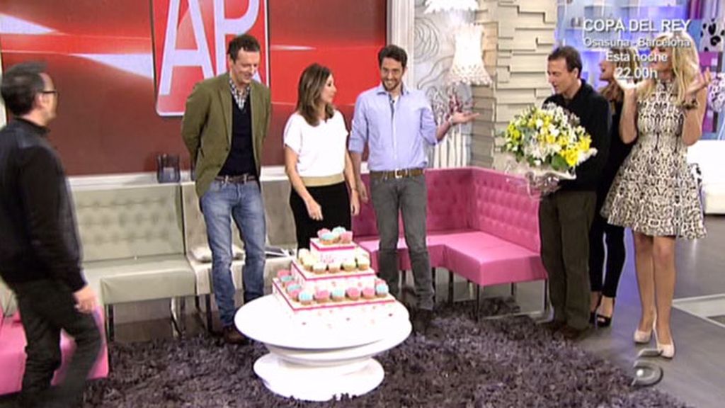 La presentadora ha recibido un ramo de flores y magdalenas por su cumpleaños