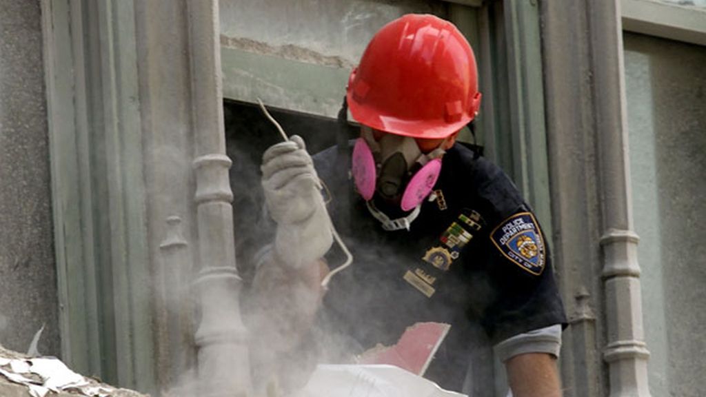 Un bombero desde una de las ventanas del World Trade Center antes de desmoronarse, probablemente no sobrevivió