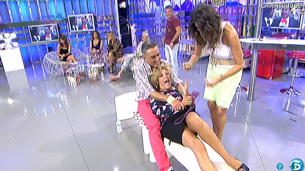 Lydia Lozano acaba llena de crema
