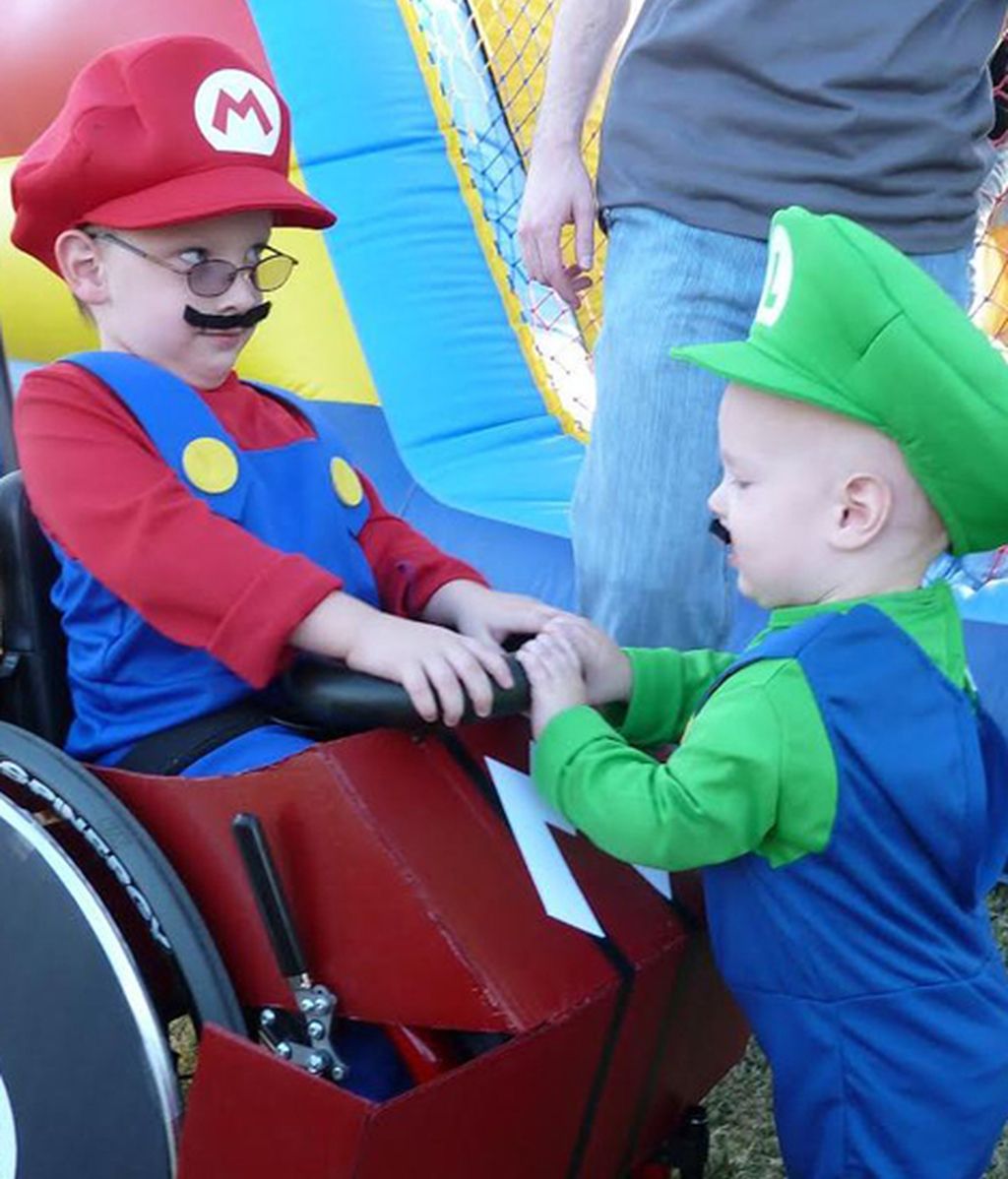 Los originales disfraces de un niño en silla de ruedas