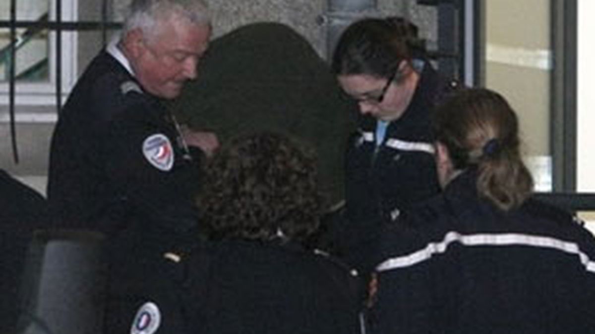 Celine Lesage tapada con una manta, al llegar al tribunal de Coutences. Foto: AP