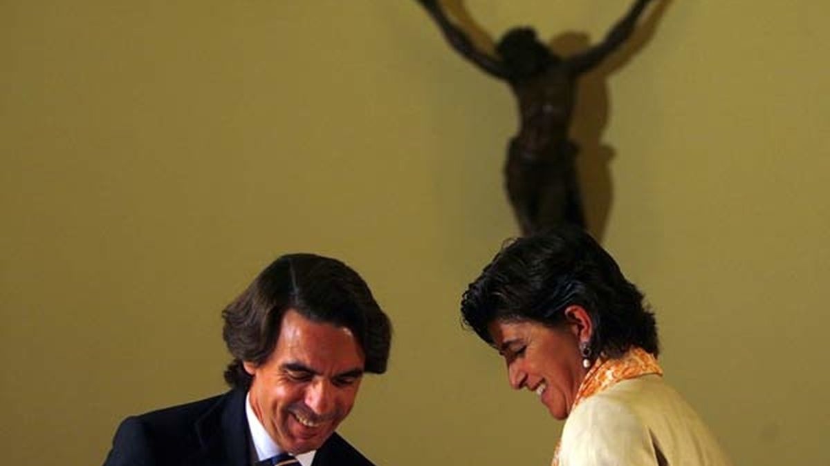 El ex presidente del Gobierno, José María Aznar, conversa con la ex presidenta del Partido Popular del País Vasco, María San Gil, durante el seminario en Chile. Foto: EFE.
