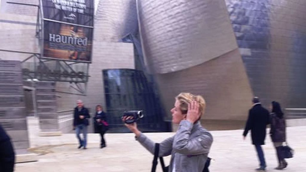 Tania grabando el videoblog a los pies del guggenheim