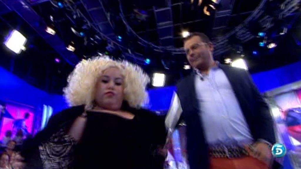 ¡Se le ha subido el vestido y sin querer ha enseñado las bragas!