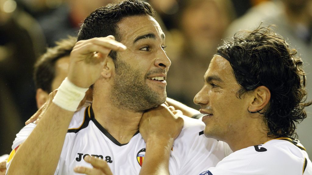 Adil Rami y Tino Costa celebran el tanto al AZ Alkmaar