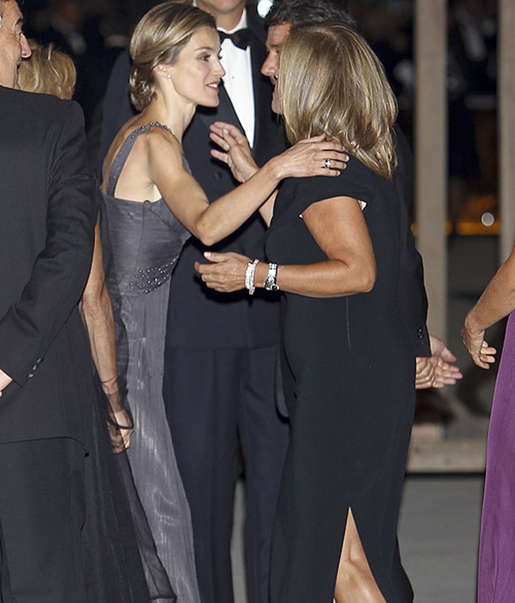 Letizia Ortiz se viste de noche y realza su busto como nunca