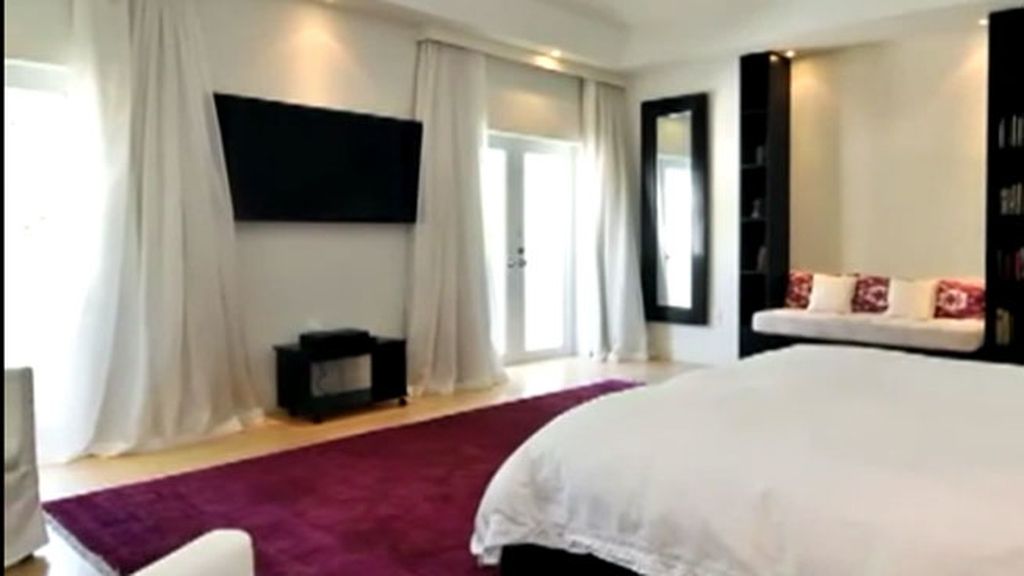 La casa tiene 800 metros cuadrados, embarcadero y piscina