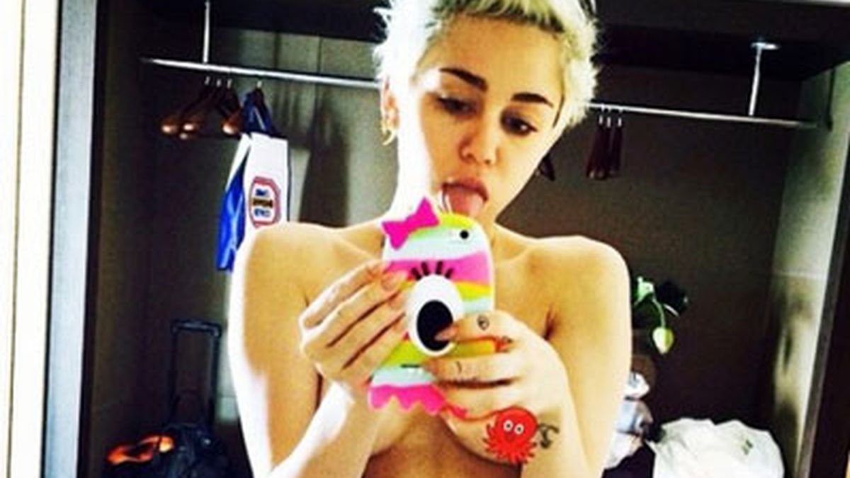 Miley Cyrus posa en topless en Instagram