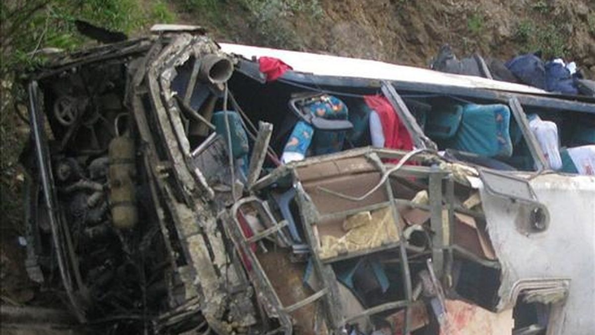 Al menos 12 personas murieron y 18 resultaron heridas al volcarse el autobús en el que viajaban cerca de la ciudad andina de La Oroya, en el centro de Perú. EFE/Archivo
