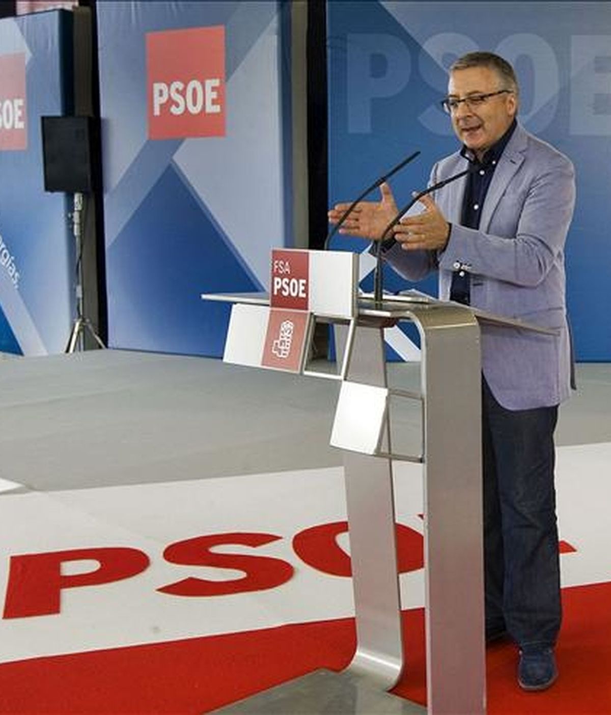El ministro de Fomento, José Blanco, durante su intervención en la Fiesta de la Rosa de la Agrupación Socialista de Oviedo en la que se ha referido, entre otros asuntos, a la sentencia del Tribunal Constitucional sobre el Estatuto de Cataluña. EFE El ministro de Fomento, José Blanco, durante su intervención en la Fiesta de la Rosa de la Agrupación Socialista de Oviedo en la que se ha referido, entre otros asuntos, a la sentencia del Tribunal Constitucional sobre el Estatuto de Cataluña. EFE