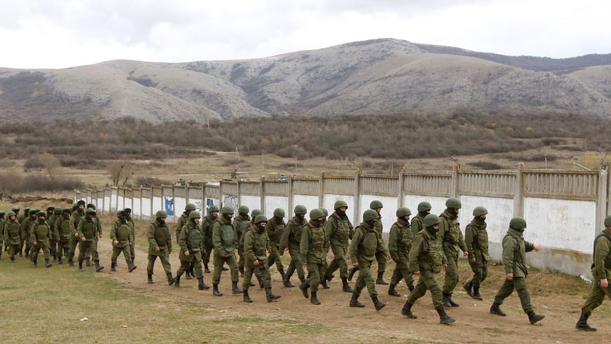 Hombres uniformados marchan en una base militar ucraniana a las afueras de Simferopol