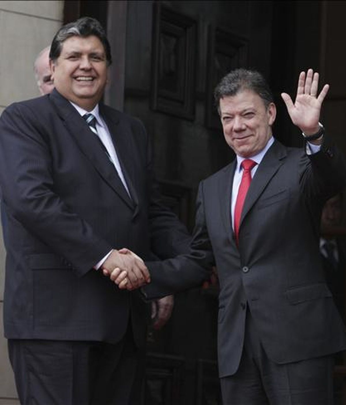 El presidente electo de Colombia, Juan Manuel Santos, es recibido por el presidente Alan García, en el Palacio de Gobierno en Lima. EFE