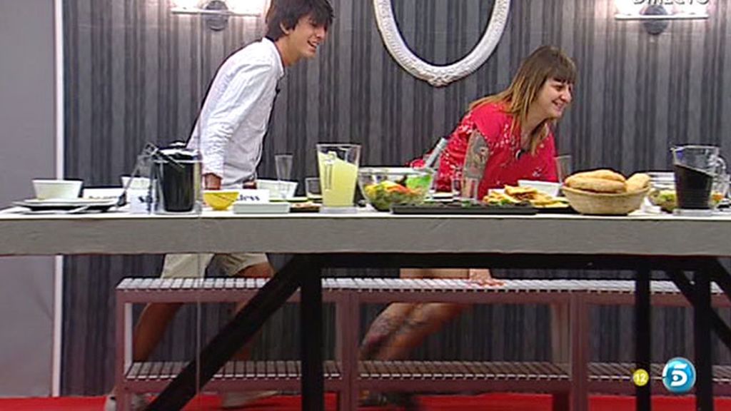 Aunque mareados, todos han degustado con ansias la gran cena Aunque mareados, todos han degustado con ansias la gran cena