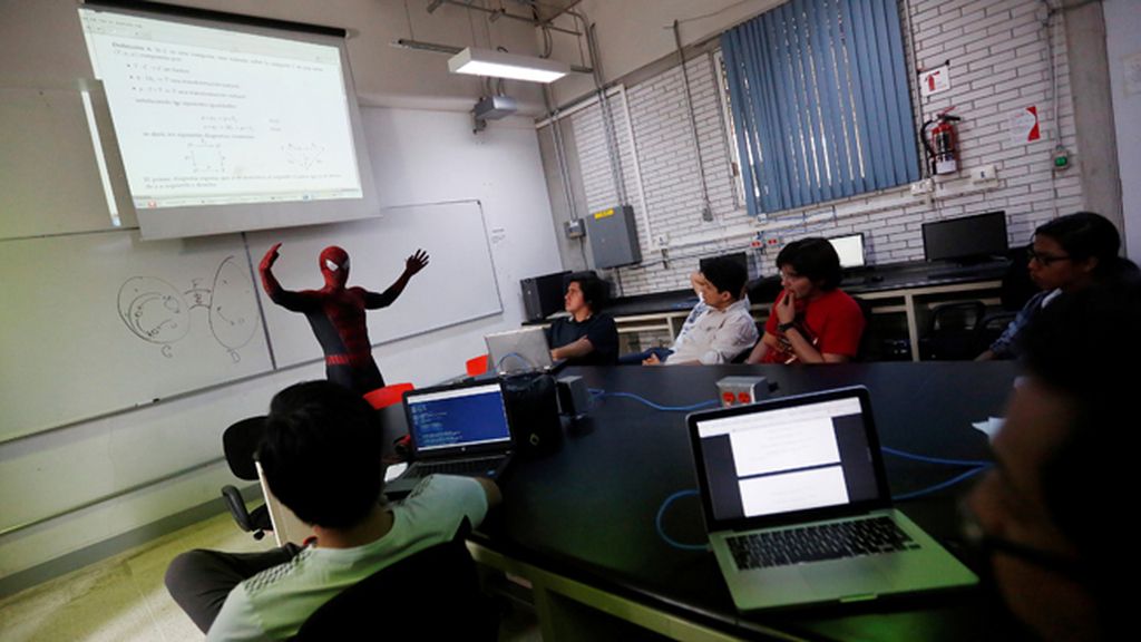'Spider-teacher', el profesor que acude a clase vestido como Spiderman