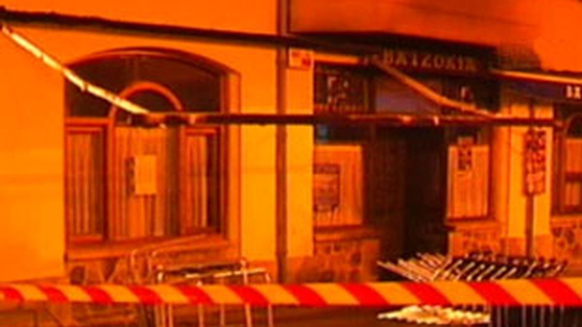 El artefacto ha causado daños en la fachada de la sede del PNV. Vídeo: Informativos Telecinco.