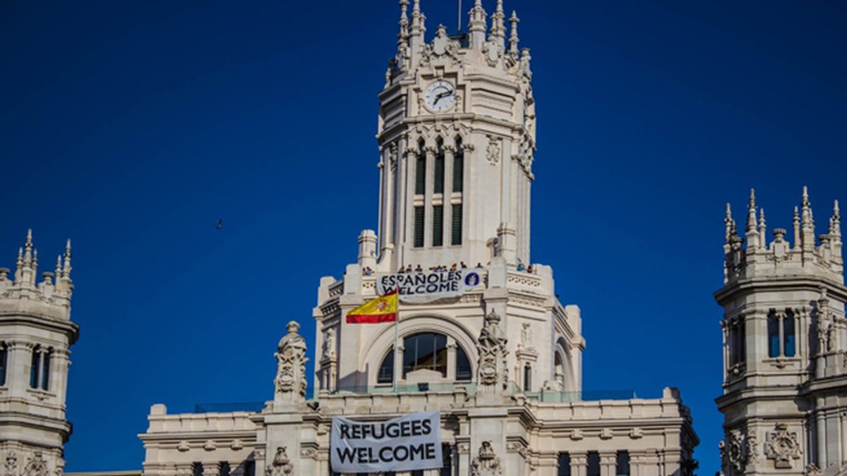 Hogar Social Madrid responde al 'Refugees Welcome' de Carmena con otra pancarta