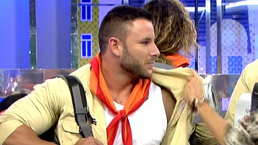 Los scouts visitan 'Sálvame' antes de emprender su camino al campamento