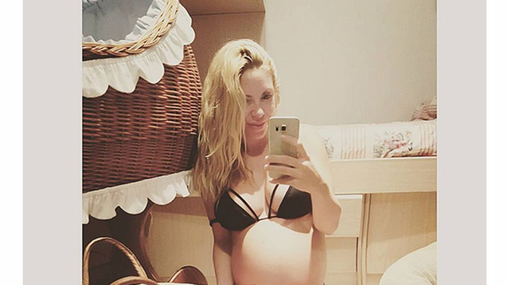 La extronista luce feliz su tripita premamá