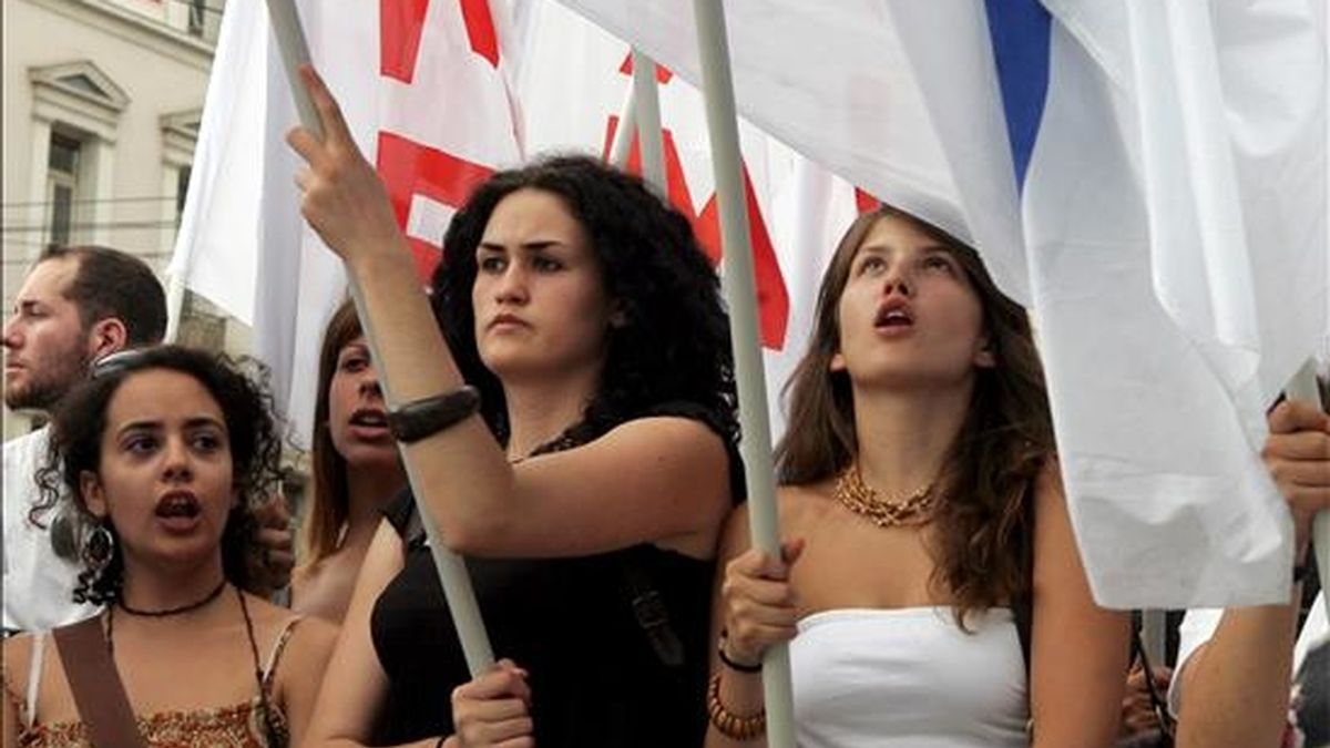 Manifestantes griegos gritan lemas durante una protesta en Atenas, Grecia. EFE/Archivo