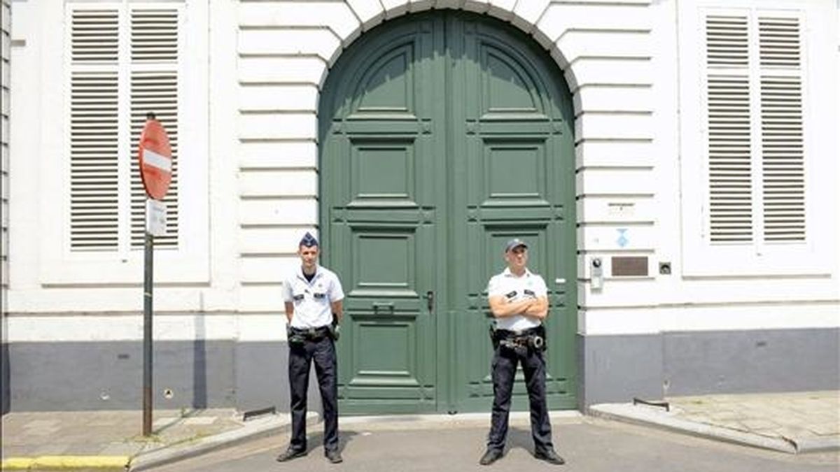Policías vigilan la entrada a la sede del arzobispado de Malinas-Bruselas. EFE