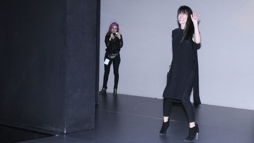 Amaya Arzuaga salió a la pasarela a saludar al finalizar su desfile