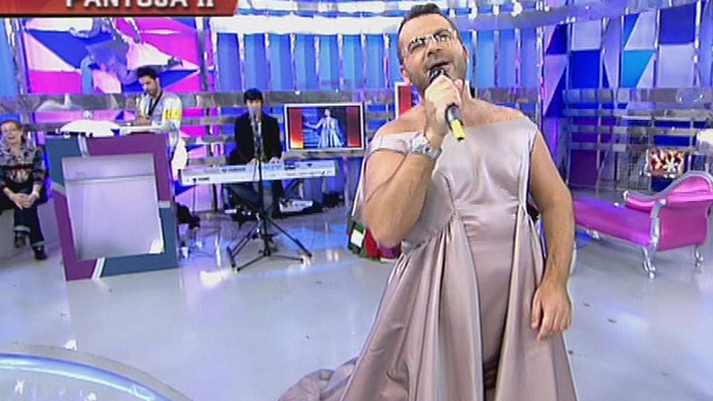 El presentador se enfunda el vestido de la tonadillera