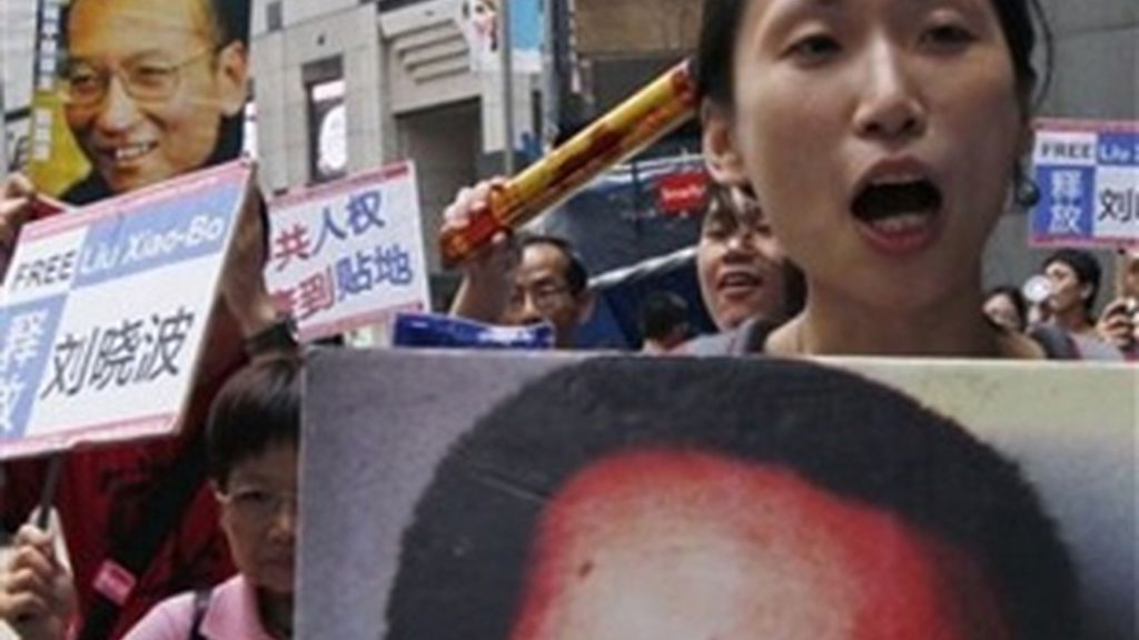 Manifestantes en apoyo al Premio Nobel de la Paz, Liu Xiaobo. Foto: AP Manifestantes en apoyo al Premio Nobel de la Paz, Liu Xiaobo. Foto: AP