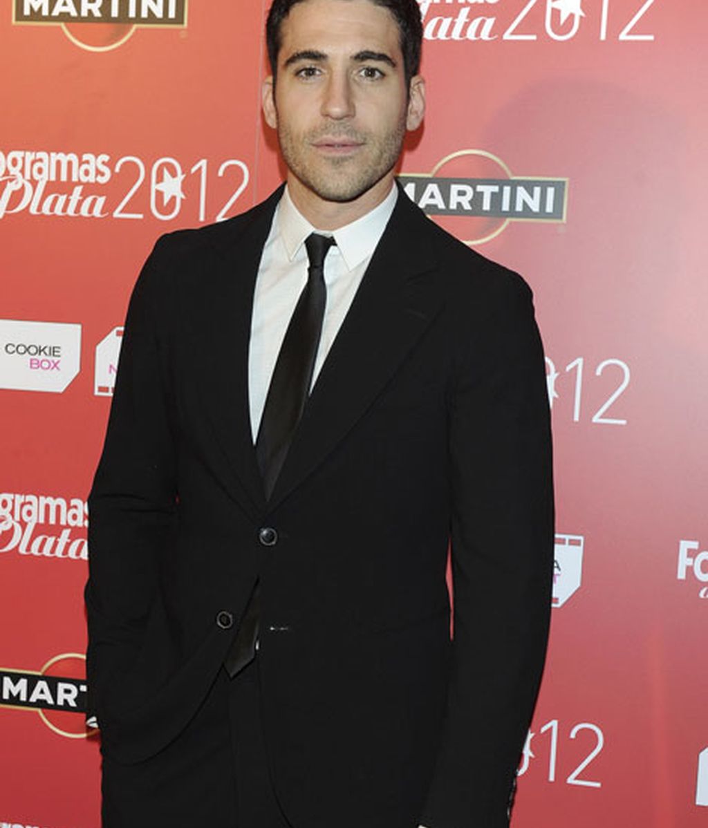 Miguel Ángel Silvestre de blanco y negro