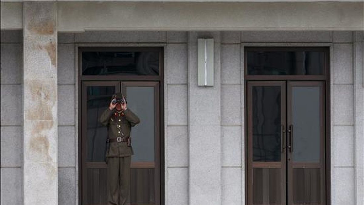 Un soldado norcoreano observa por unos binoculares en la Línea de Demarcación Militar en la Zona Desmilitarizada, en la frontera ubicada en la villa de Panmunjom (Corea del Sur). EFE