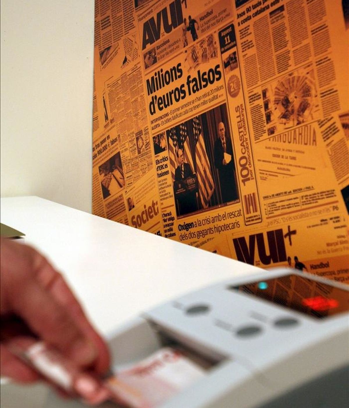 Una máquina que averigua si los billetes son falsos. EFE/Archivo