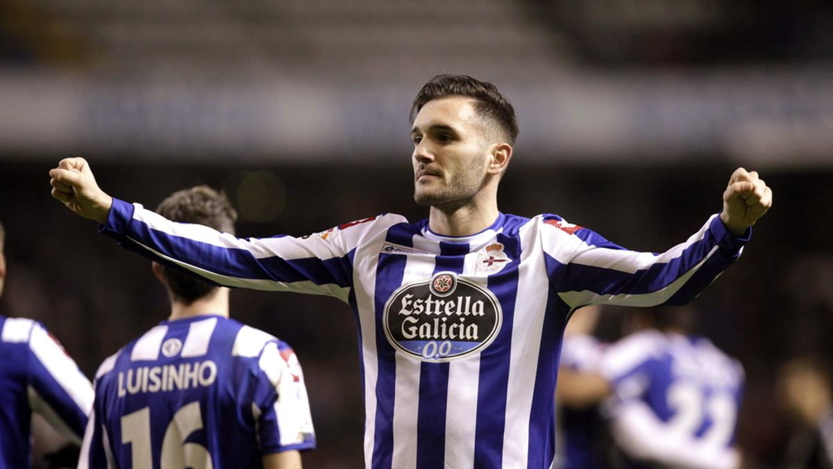 El centrocampista del Deportivo Lucas Pérez celebra el gol al Eibar