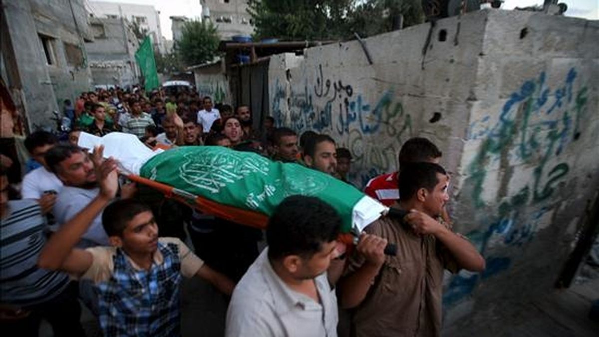 Varios palestinos portan el cadáver de Wajdi al-kadi, muerto en el ataque aéreo israelí en un túnel de contrabando, en el sur de la franja de Gaza, en la frontera de Gaza y Egipto, este miércoles. EFE