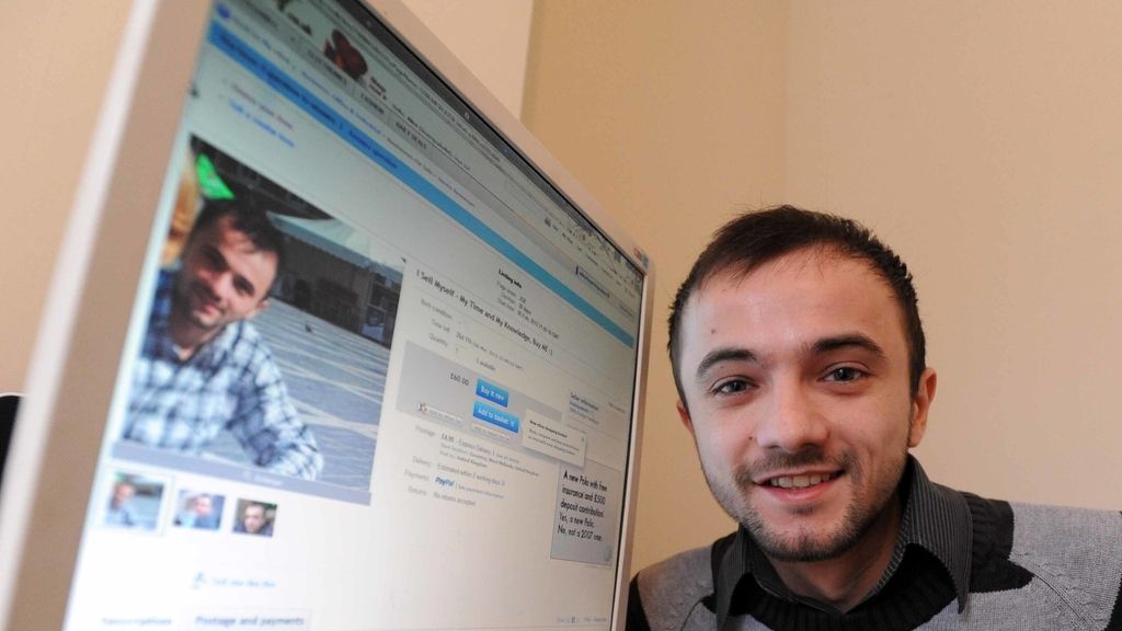 Alex Balasa posa junto con su anuncio de Ebay Alex Balasa posa junto con su anuncio de Ebay