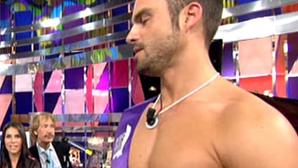 Mr Gay España 2010, Israel Acevedo, visita el 'Deluxe' con Rosa Benito